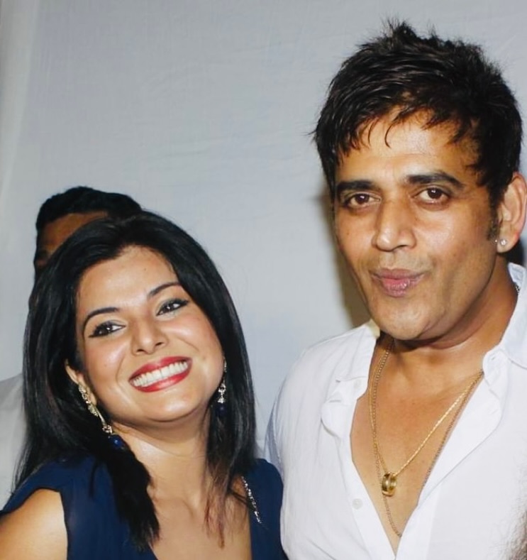 Smriti Sinha with Ravi Kishan