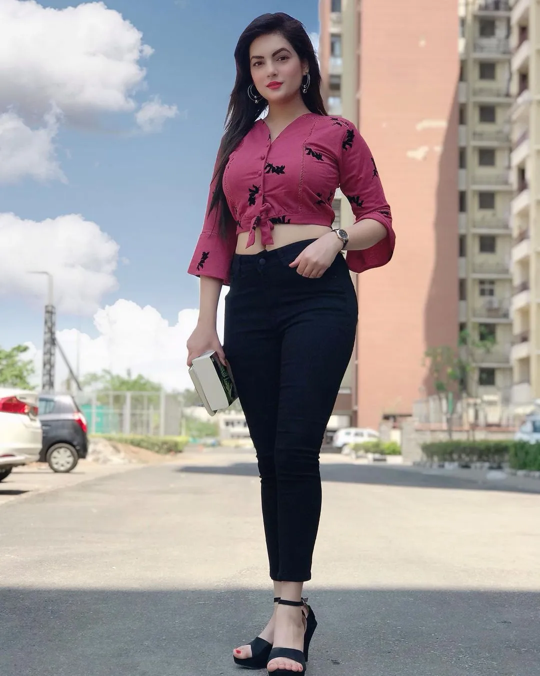 Isha-Gupta-Bhojpuri-Actress-hot