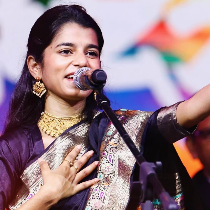 Maithili Thakur Singer Photo