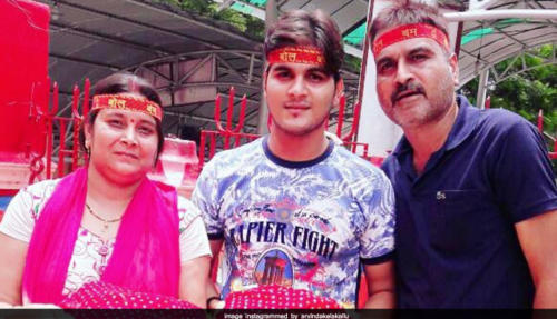 Arvind Akela Kallu with Father and Mother