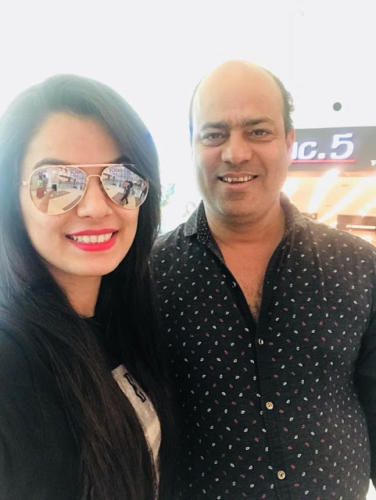 Nidhi-Jha-With-her-Father-photo