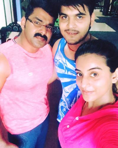 Pawan Singh, Arvind Akela and akshara singh Images