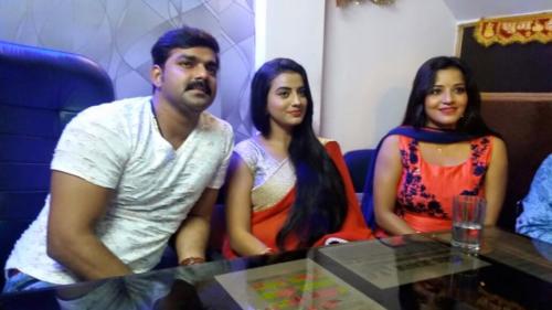 Pawan Singh With Akshra Singh Ji & Monalisa Ji During Press conference in Patna